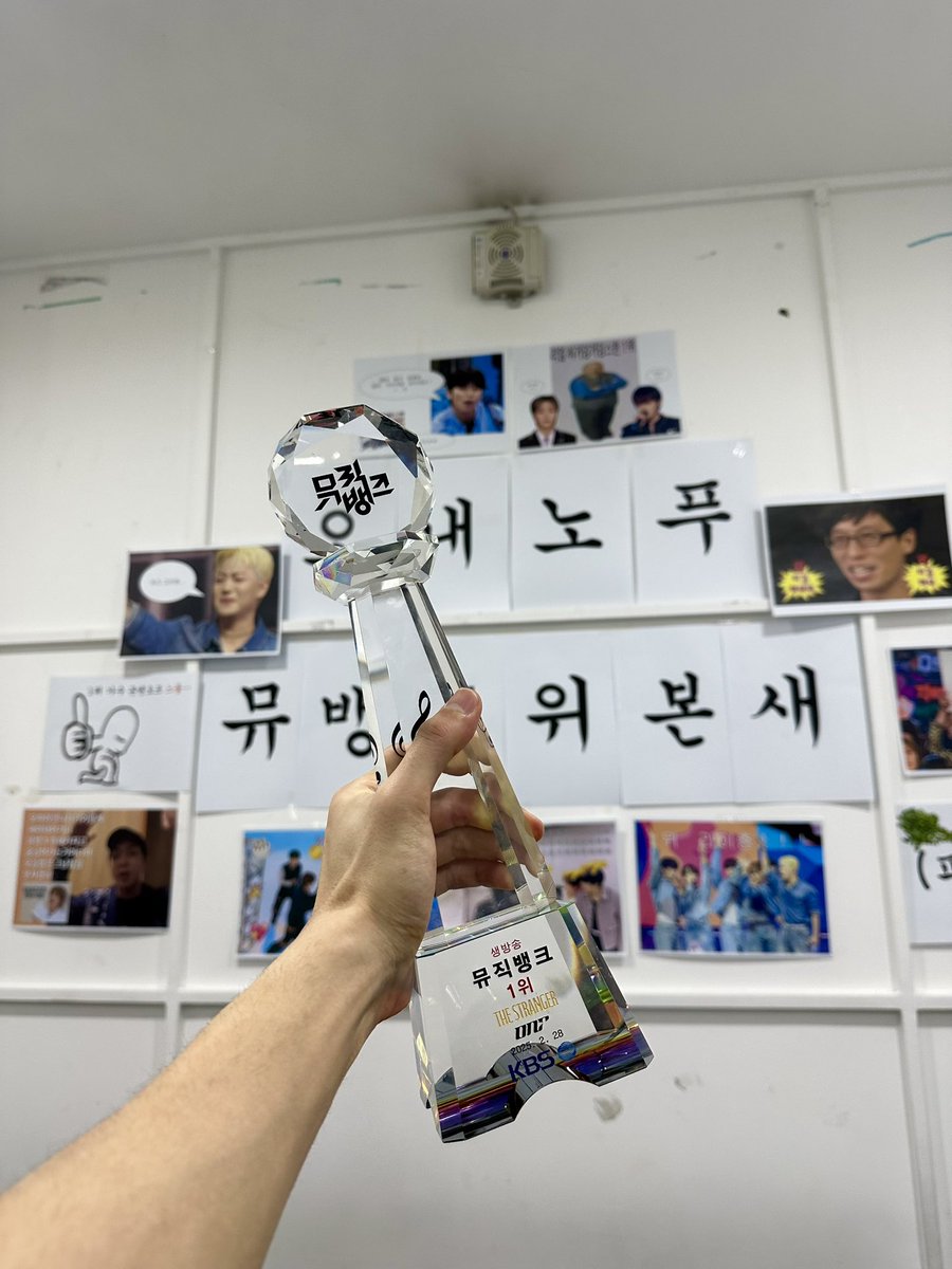[#유 #U] 데뷔때부터 목표중 하나였던 공중파 1위를 드디어 이뤘어요🤩❤️‍🔥 활동 하면서 이렇게 연속으로 1위를 받게되어 넘 기쁘고 퓨즈들!!! 사랑해💙
地上波1位本当にありがとうございます❤️‍🔥
活動しながら連続で1位を貰うことが初めてなのですごく嬉しいです☺️
早く日本で会いましょうFUSE!!⭐️