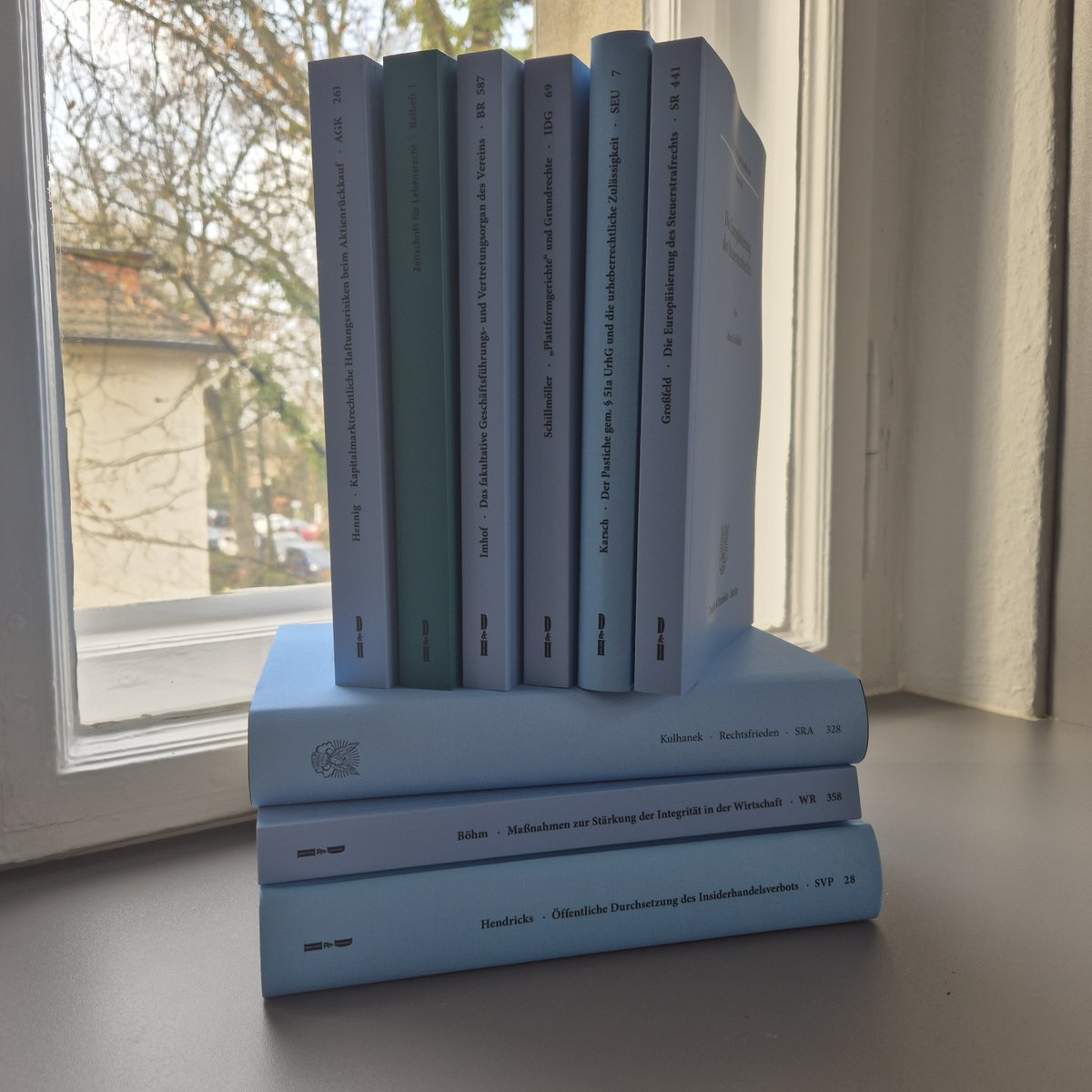 Die Woche in Büchern – neu bei D&amp;H: is.gd/5QZWUo
<a href="/J_Schillmoeller/">Jan Schillmoeller</a> <a href="/Antoniaa_xx/">Antonia</a>
#Rechtsschutz #DigitalServicesAct #Grundrechtsschutz #Strafzumessung #Gerechtigkeit #Marktmanipulation #Urheberrecht #BaFin #Steuerstrafrecht #Europarecht #Compliance #Wirtschaftsethik