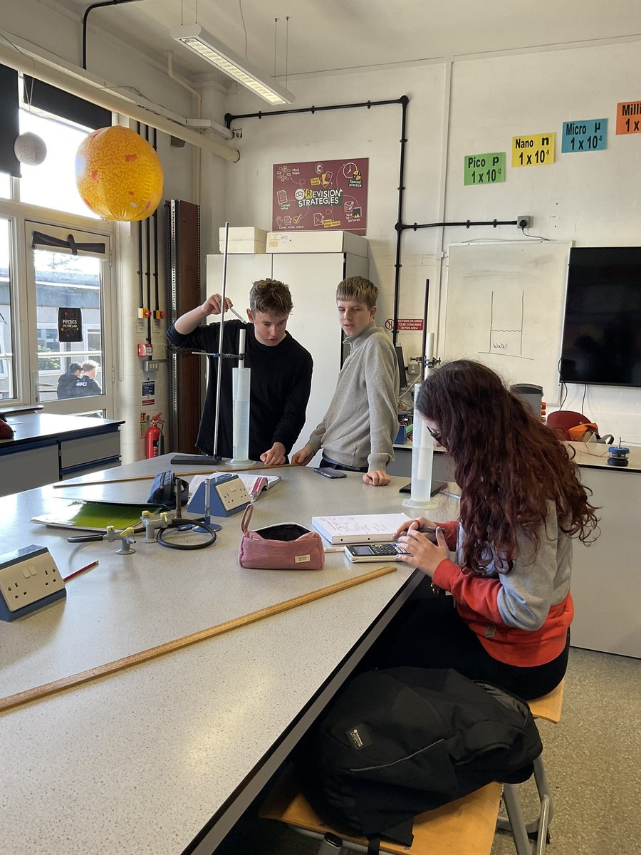 CCSBScience's tweet image. #CCSFYear12 are using their understanding of standing waves to calculate the speed of sound in air #CCExplore #CCChallenge #CCFamily