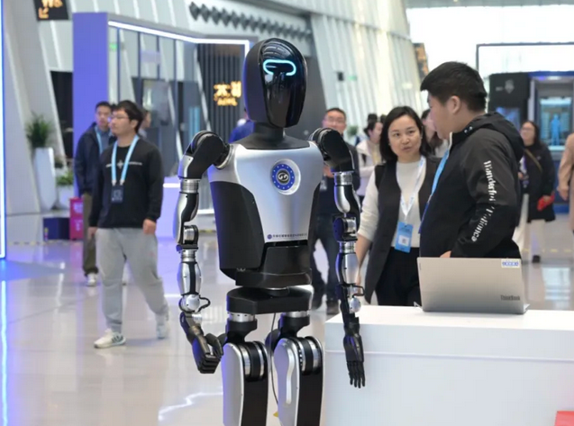 WuxiEco's tweet image. #Largemodel and embodied artificial intelligence have become the latest buzzwords in the tech industry💻, while humanoid robots🤖are emerging as the best medium of embodied #AI. 

In recent years, #WEDD has been seeking to boost its humanoid robot sector, fostering a wave of…