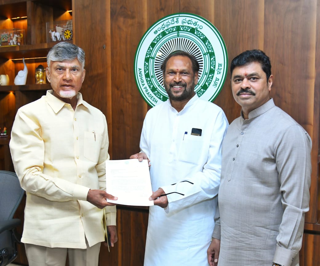 Varma4999's tweet photo. *రాష్ట్ర పండగగా నూకాలమ్మ జాతర*

ఈరోజు అసెంబ్లీలో మాజీ మంత్రివర్యులు అనకాపల్లి శాసనసభ్యులు శ్రీ కొణతాల రామకృష్ణ గారు ముఖ్యమంత్రి నారా చంద్రబాబు నాయుడు గారిని కలిసి నూకాలమ్మ జాతరను రాష్ట్ర పండుగగా ప్రకటించాలని కోరారు. తక్షణమే తన వ్యక్తిగత కార్యదర్శి రవిచంద్ర ని పిలిచి నూకాలమ్మ https://t.co/wsFlQUja0C