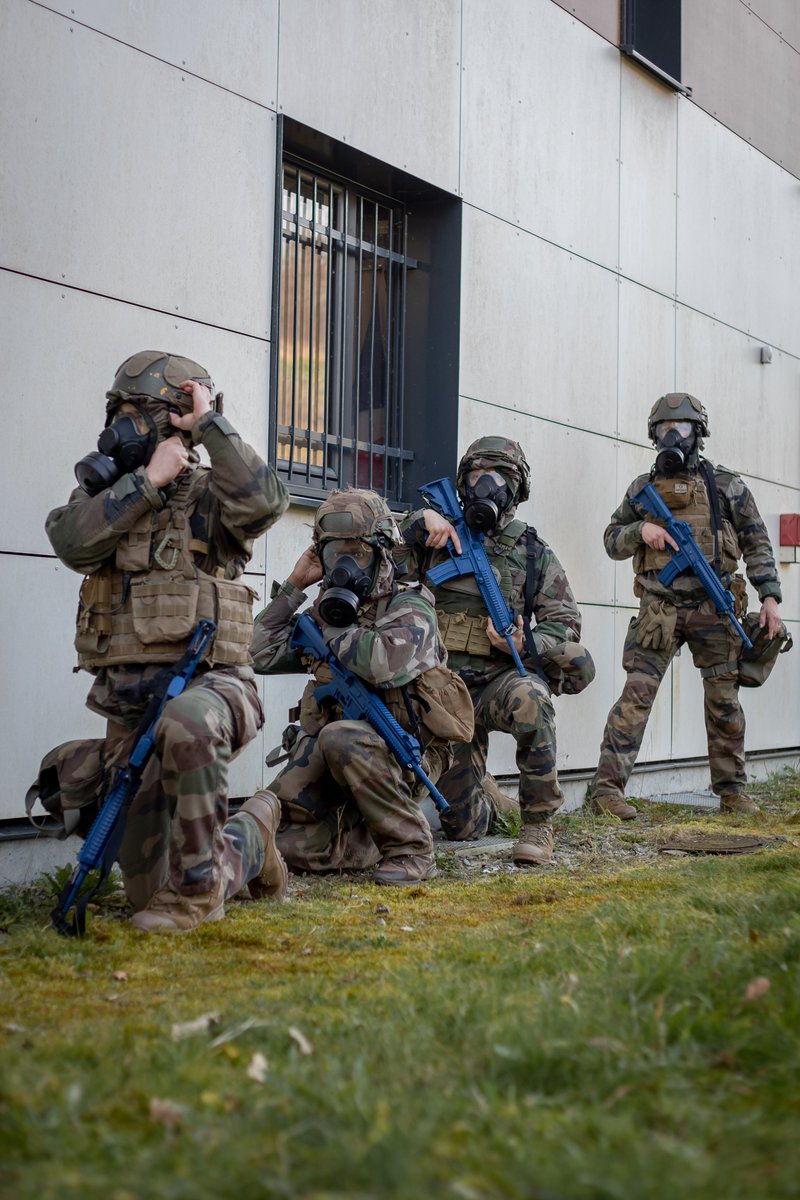 FierEtVaillant's tweet image. MONDAY MOTIVATION • Masque à gaz sur le visage, pleins de détermination, les Bisons vous souhaitent une bonne semaine ! Fier et vaillant.

#fieretvaillant #infanterie #9ebima
@armeedeterre @ArmeesNoA

Devenez Bison !
Pour nous rejoindre :
126ri.recrutement.fct@intradef.gouv.fr