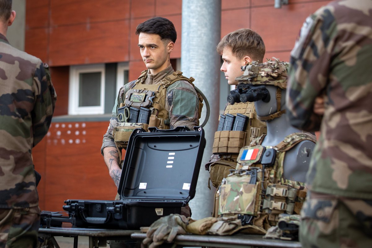 FierEtVaillant's tweet image. ARMEE-NATION • Présents à Brive depuis 1937, l’entreprise Photonis, marque phare du groupe Exosens, sont venus se familiariser avec les équipements du fantassin, présents sur l’armement et les véhicules en dotation au régiment.

#fieretvaillant #9ebima
@armeedeterre @ArmeesNoA