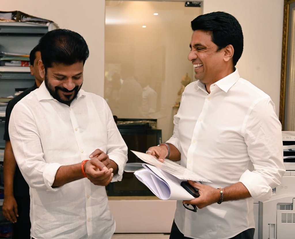 గౌరవనీయులు రాష్ట్ర ముఖ్యమంత్రివర్యులు శ్రీ .రేవంత్ రెడ్డి గారిని మర్యాదపూర్వకముగా కలిసి నాగర్ కర్నూల్ లో చేపట్టబోయే పలు అభివృద్ధి కార్యక్రమాలను వివరించి నాగర్ కర్నూల్ నియోజకవర్గ పర్యటన కొరకు సీఎం గారిని ఆహ్వానించడం జరిగినది సానుకూలంగా స్పందించి త్వరలో తేదీని తెలియజేస్తా అన్నారు.