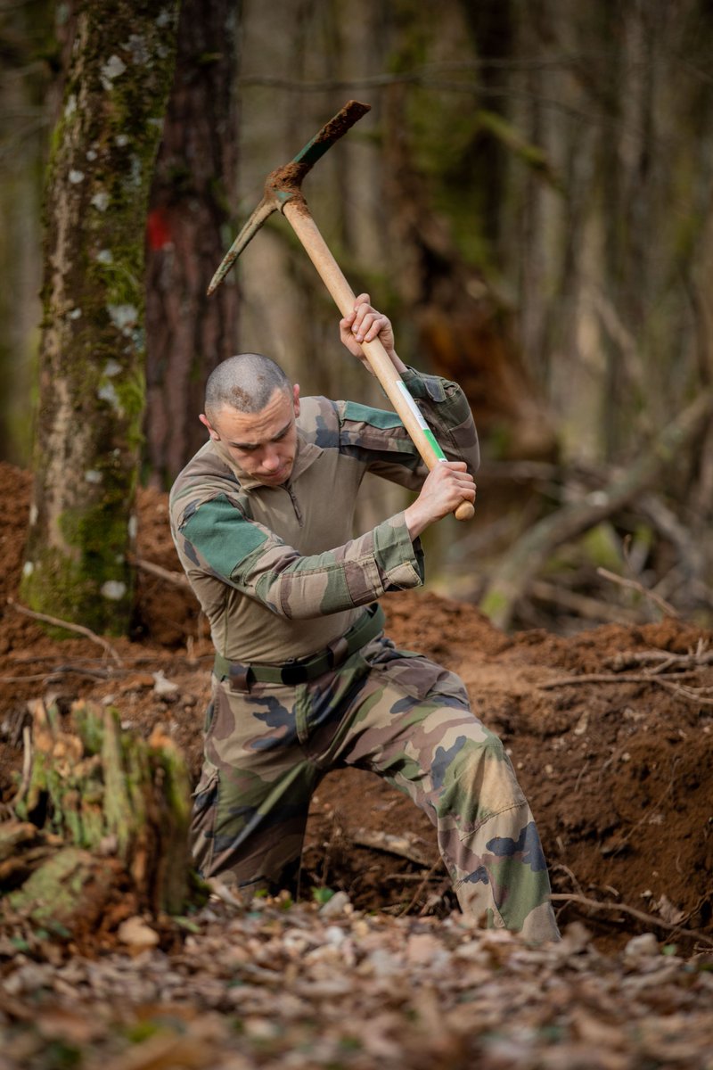 FierEtVaillant's tweet image. TRANCHÉES • Nos Bisons en action. Être soldat, c’est savoir fortifier ses positions. Au programme : construction de tranchées pour entretenir les savoir-faire ! Fier et Vaillant !

#fieretvaillant #infanterie #9ebima
@armeedeterre @ArmeesNoA