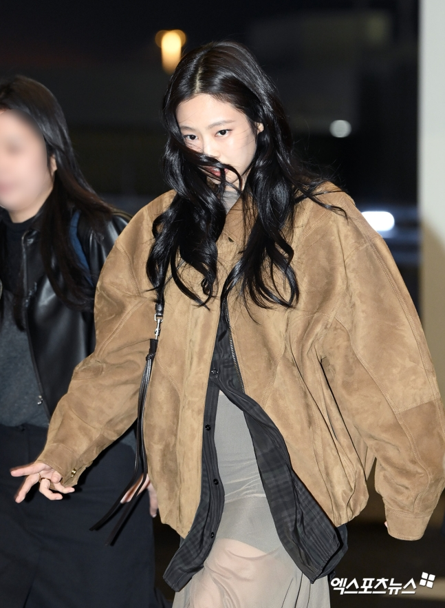 NEWSJENNlE's tweet image. 📸 250228 JENNIE at ICN Airport, to Los Angeles