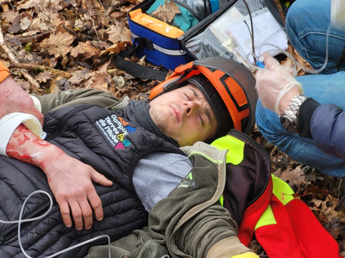 SDIS_10's tweet photo. #EXERCICE – Accident de tronçonneuse dans la forêt des Loges-Margueron
⚠️🌲 Le 6 février, les élèves et l’équipe du lycée forestier de Crogny, dont le Directeur et l’infirmier, ont participé à un exercice grandeur nature avec les sapeurs-pompiers de Chavanges et Chaource
#GQS https://t.co/DG3MH056Mi