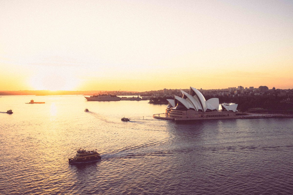 Gorgeous sunrise over Sydney this morning 😍 

📷 Robbie Stephenson 

#Sydney #SydneyHarbour #SydneyOperaHouse #Photography #Australia #SonyAlpha