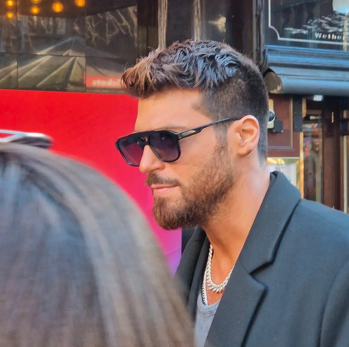 ♦️#CanYaman arrived to Odeon - Leicester Square for presentation of #Sandokan 
#CanYaman with fan. 

Thank You @/nicolajane59 IG 🙏