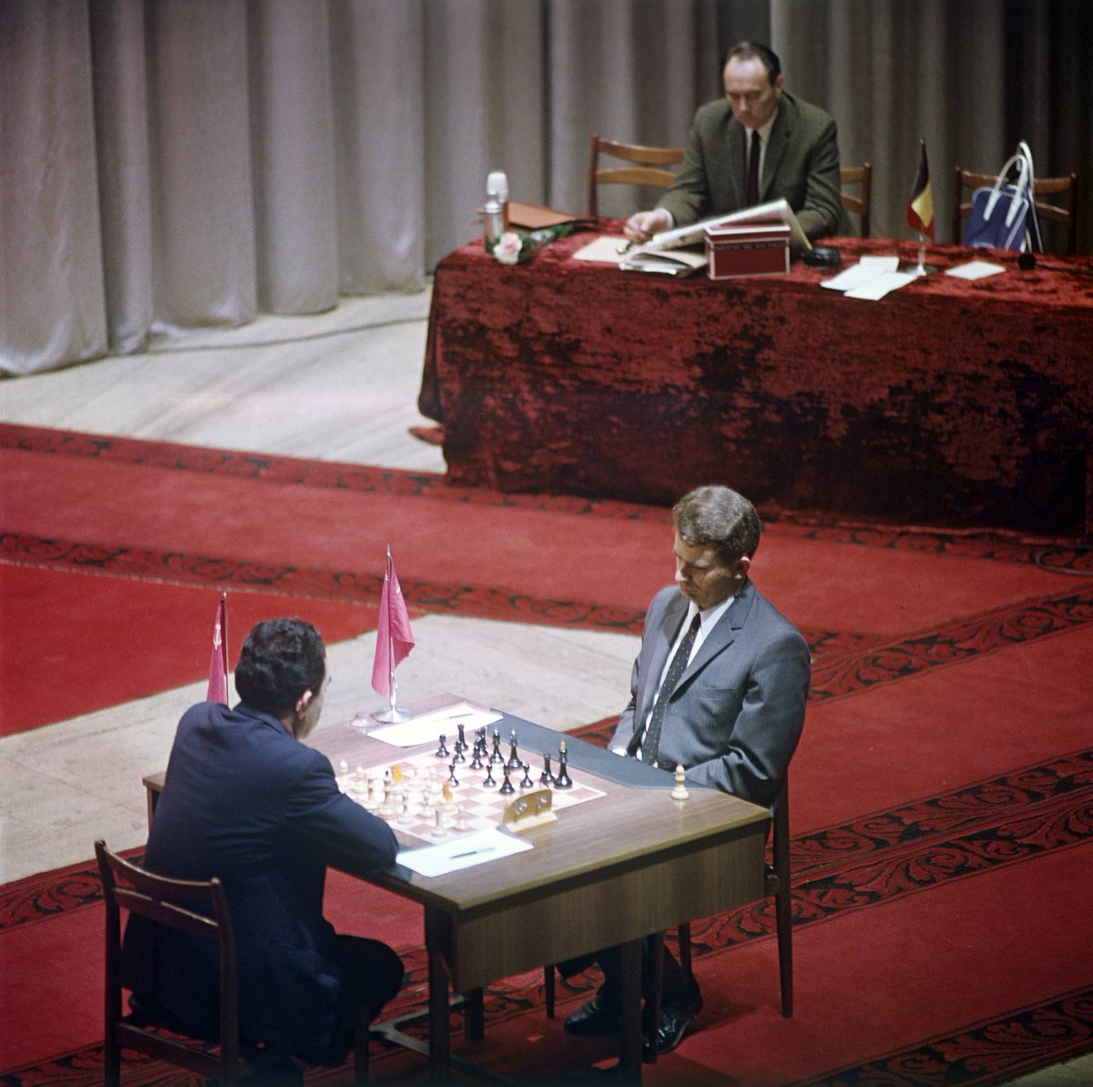 Moscow, 13th June 1969.
Boris Spassky, on the brink of the World Championship title. Facing Tigran Petrosian in the 22nd (penultimate) game of their 1969 match, on the stage of the Estrada Theatre. Arbiter O'Kelly sits behind.
(📷: V. Tutov / TASS. Original colour slide.) #chess