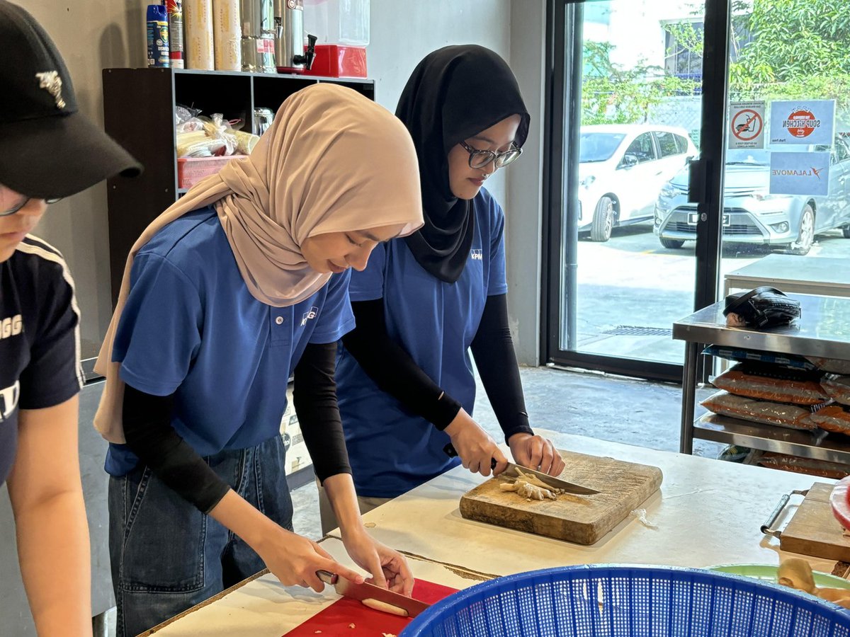 kpmg_malaysia's tweet image. We recently kicked off our first collaboration with The Assembly Soup Kitchen (T.A.S.K.), uniting 20 KPMGians to prepare and pack 500 meals for those in need. Thank you to our volunteers for making this possible! #KPMGImpact #doworkthatmatters