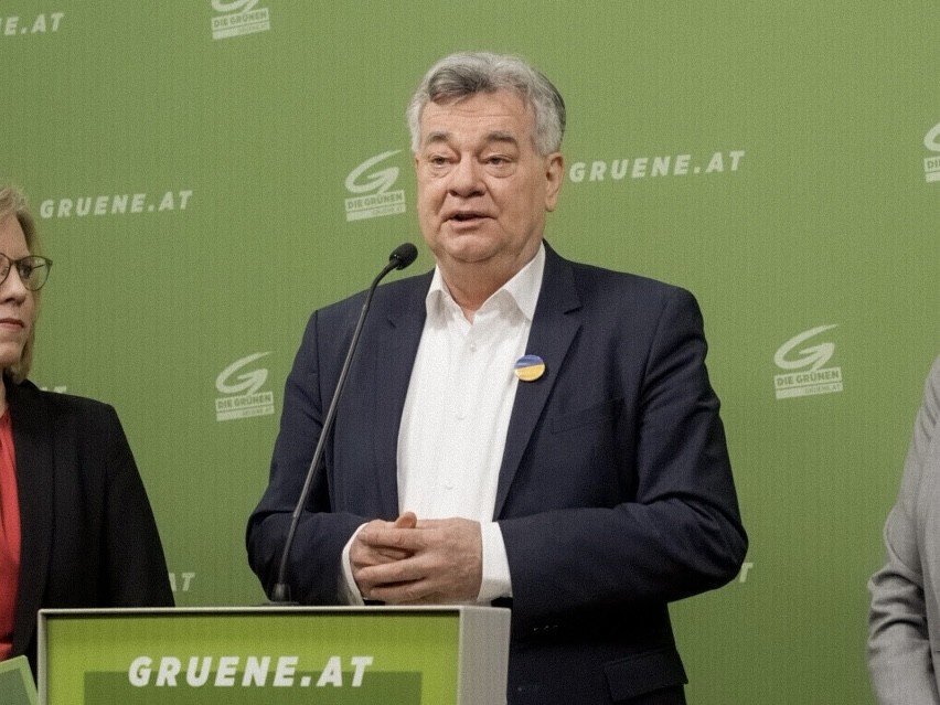 "Unser Motto gilt weiterhin: Sinnvoll sparen statt sinnlos kürzen. Das betrifft besonders den Klimaschutz und die Konjunktur. Allein bei Kürzungen im Heizungstausch droht der Verlust von tausenden Arbeitsplätzen." 🗨️<a href="/WKogler/">Werner Kogler</a> #Regierungsprogramm