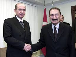 *Bahçeli, 2002'de "Kürdistan kurulmasını savaş sebebi sayarım diyen" Ecevit hükümetini yıkarak AKP'yi iktidara taşıdı ve Irak Kürdistanını kurdurdu.
*PKK, şu an Suriye'dedir ve orada devlet kuruyor.
*Esat rejimi bu amaçla yıkıldı.
*MHP'nin görevi bu yıkımı gizlemektir.