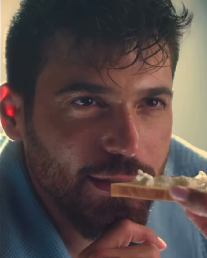 E se piace a lui,sapete che dico...al diavolo anche l intolleranza  sl lattosio😜😜😅😅😅
#CanYaman