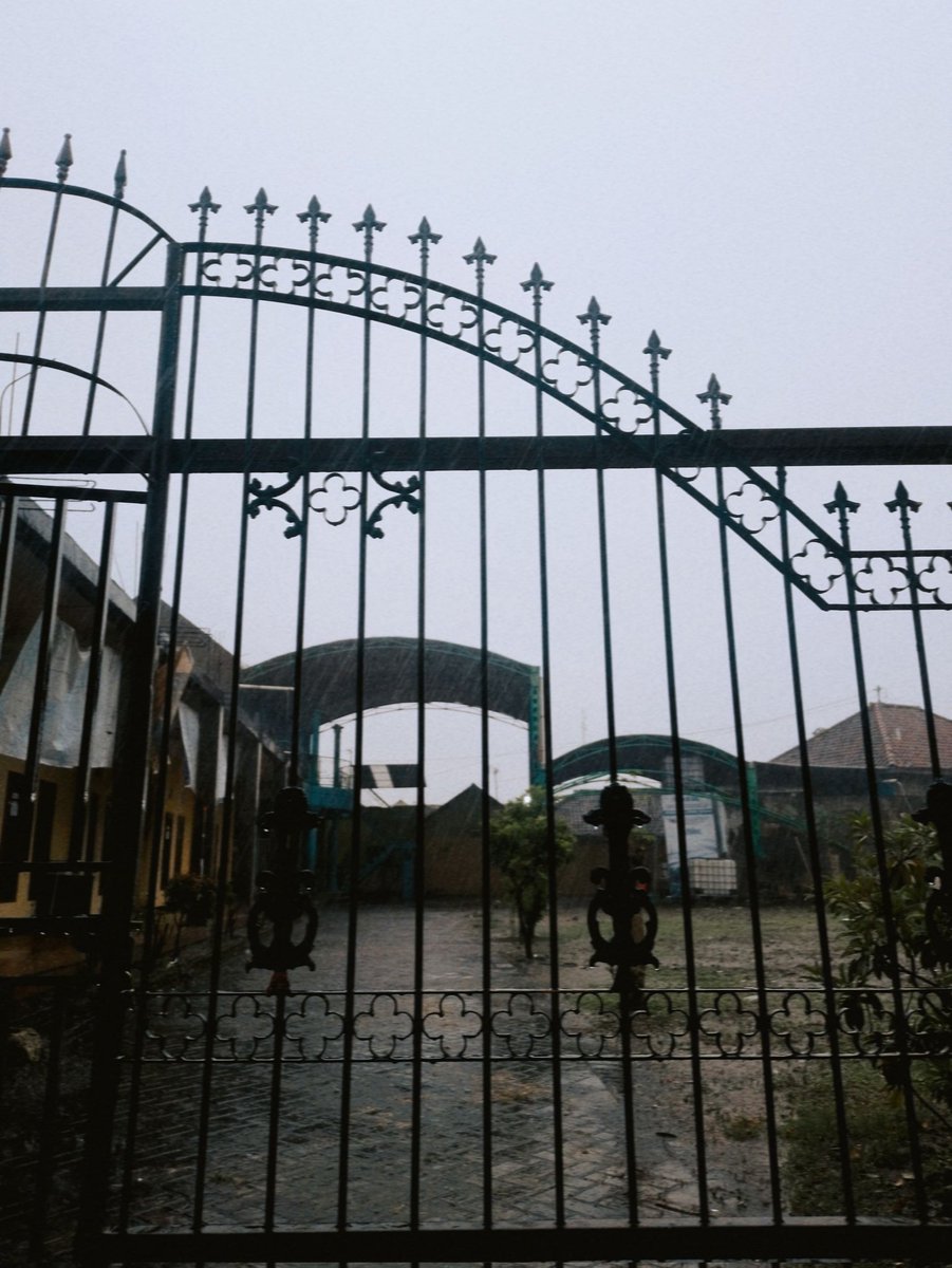 nfrdsa's tweet image. Antara kamu sama ujan, aku lebih pilih ujan lah gila🥰