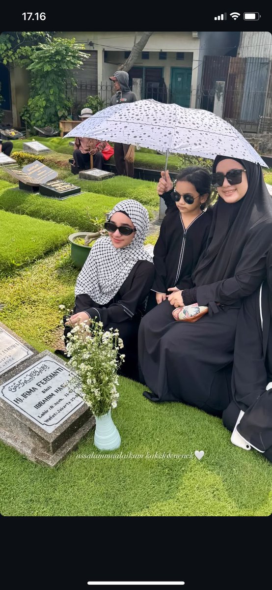 kudapanmanis08's tweet photo. Nabila Taqiyyah cicit dari Prof. Dr. Ibrahim Hasan M.B.A masya Allah nab 
Beliau mantan gubernur Aceh sekaligus politikus indonesia yang menjabat di th 1986-1993 pantesan nabila mau jadi ibu pejabat ya memang lahir dari keluarga pejabat😭
CMIIW https://t.co/3zcij6PDPs