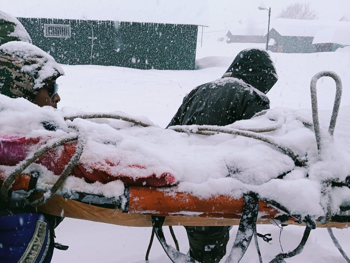 #UttarakhandAvalanche 
Rescue team of #Army’s Ibex brigade comprising 174 personnel including 2 docs and 4 engnrs rescued 10 trapped in the avalanche and rushed them to military hosp in #Mana amid heavy snowfall till Friday evening 3.30pm.
#IndianArmy <a href="/adgpi/">ADG PI - INDIAN ARMY</a> <a href="/PRODefDehradun/">PRO (Defence) Dehradun</a>