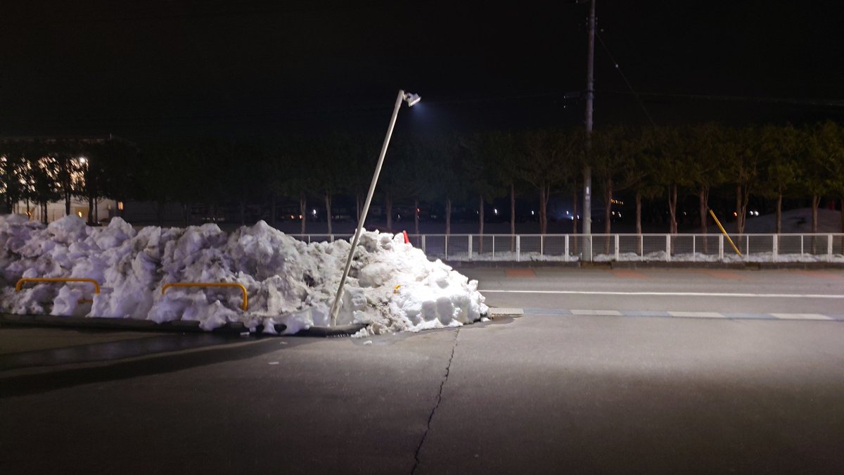 AbraDeb's tweet image. 雪国名物雪おっつけられてひん曲がった街灯
まあ今年は特に多かったからな。