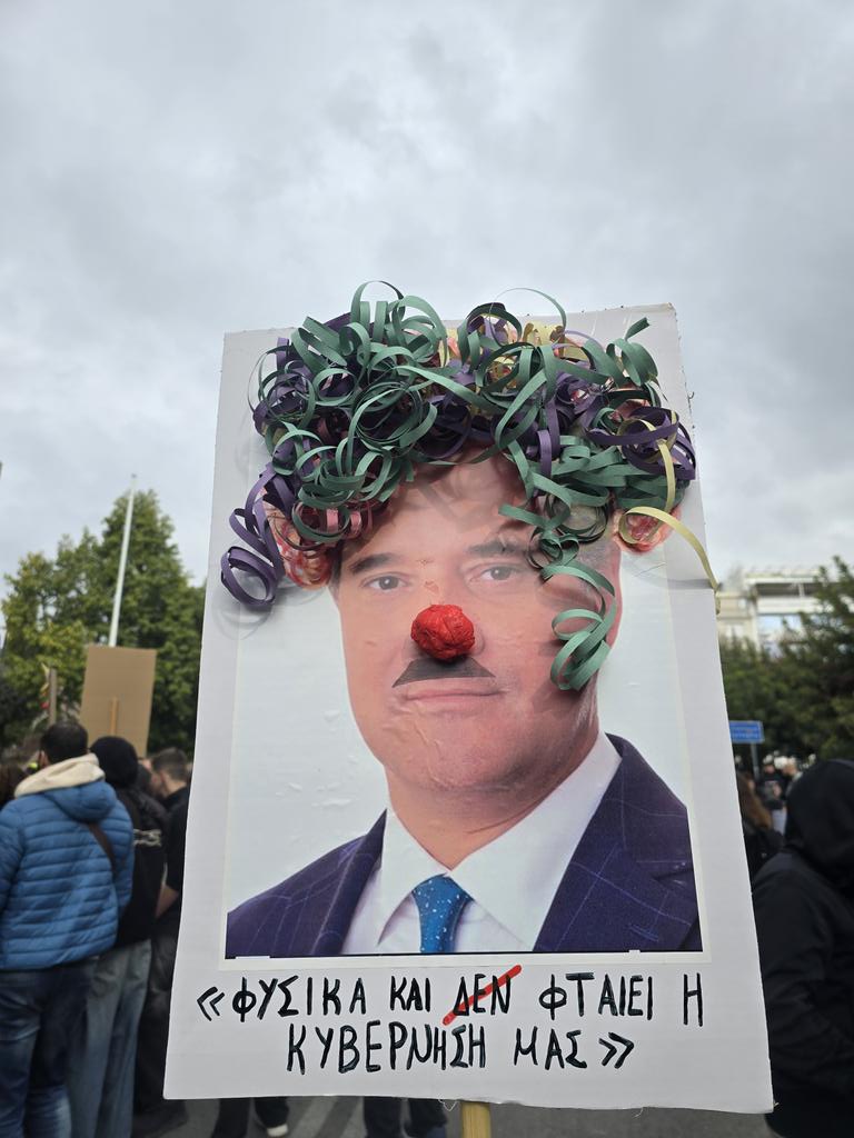 Εθνικός καρνάβαλος.
#28_Φλεβαρη #τεμπη_εγκλημα #Δεν_Εχω_Οξυγονο