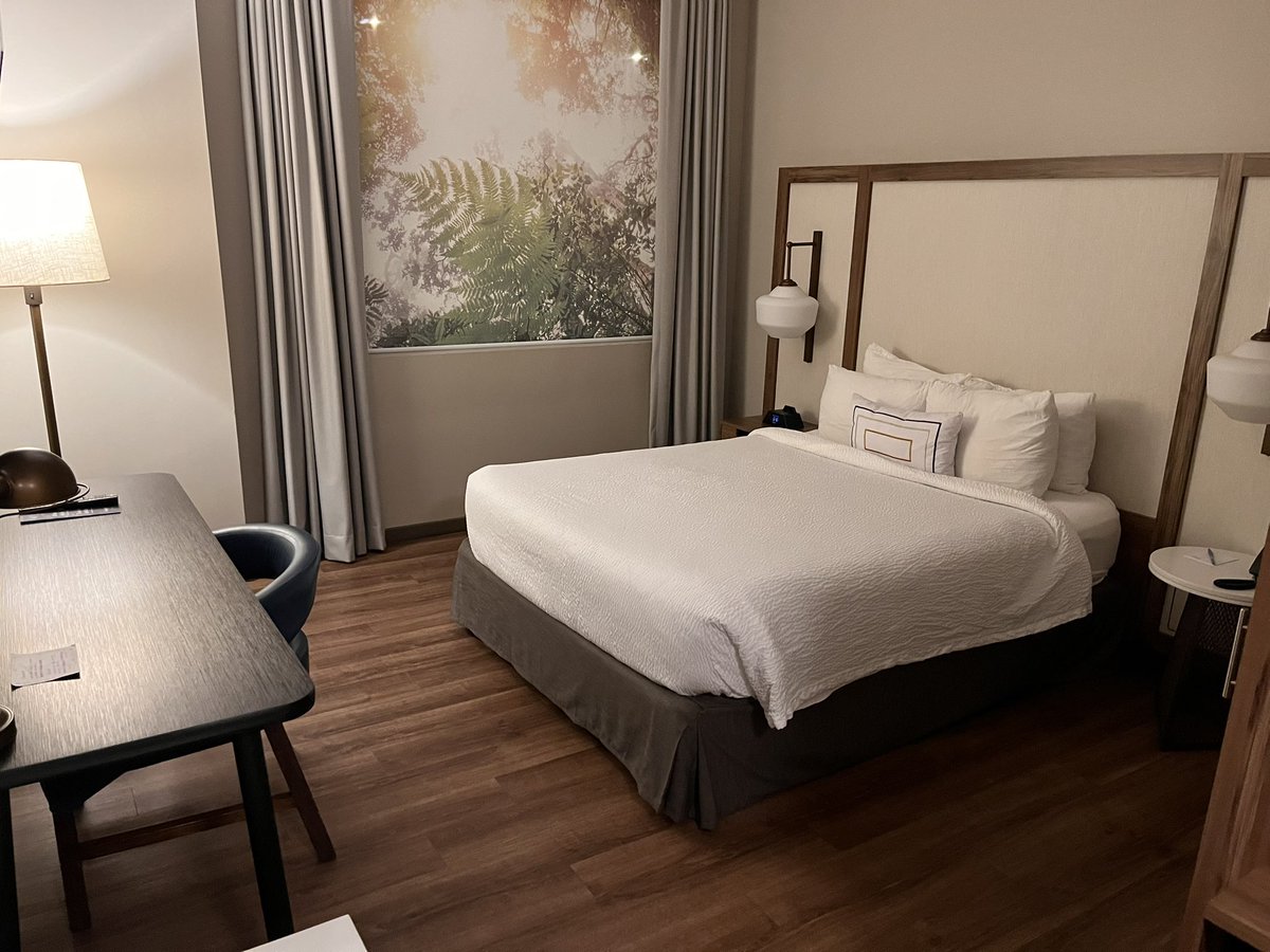 Fairfield Marriott, San Jose, Costa Rica.
Plug by bed, free instant wifi, crap shower, no biscuits