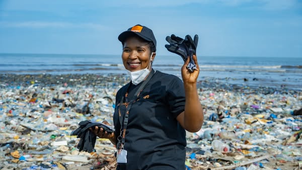 orangeguinee_gn's tweet photo. En juin 2024, à l'occasion de la journée mondiale de l'environnement et du lancement du programme #OrangeEngageforChange, 150 salariés ont participé à l’assainissement de la plage de la Minière 💪.
Une belle action qui a eu un impact concret, durable et local. https://t.co/qxuRth0gU6