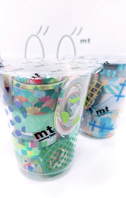 好きな柄のマステをクリアカップいっぱいに詰め込める「mt タピオカ choice」。カップの色に合わせてブルー系とグリーン系でそれぞれ作ってみたこのまま飾っても可愛い。1カップ1,100円。