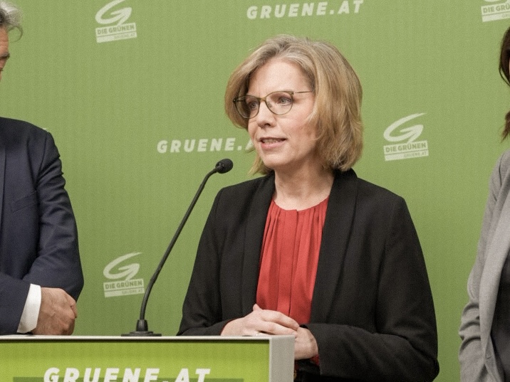 "Die neue Bundesregierung setzt also genau jene Kürzungsfantasien um, die mit der FPÖ bereits paktiert waren. Künftig gilt wieder: Milliarden für Fossildenkmäler GERNE, aber Investitionen in die Zukunft NEIN." 🗨️<a href="/lgewessler/">Leonore Gewessler</a> #Regierungsprogramm