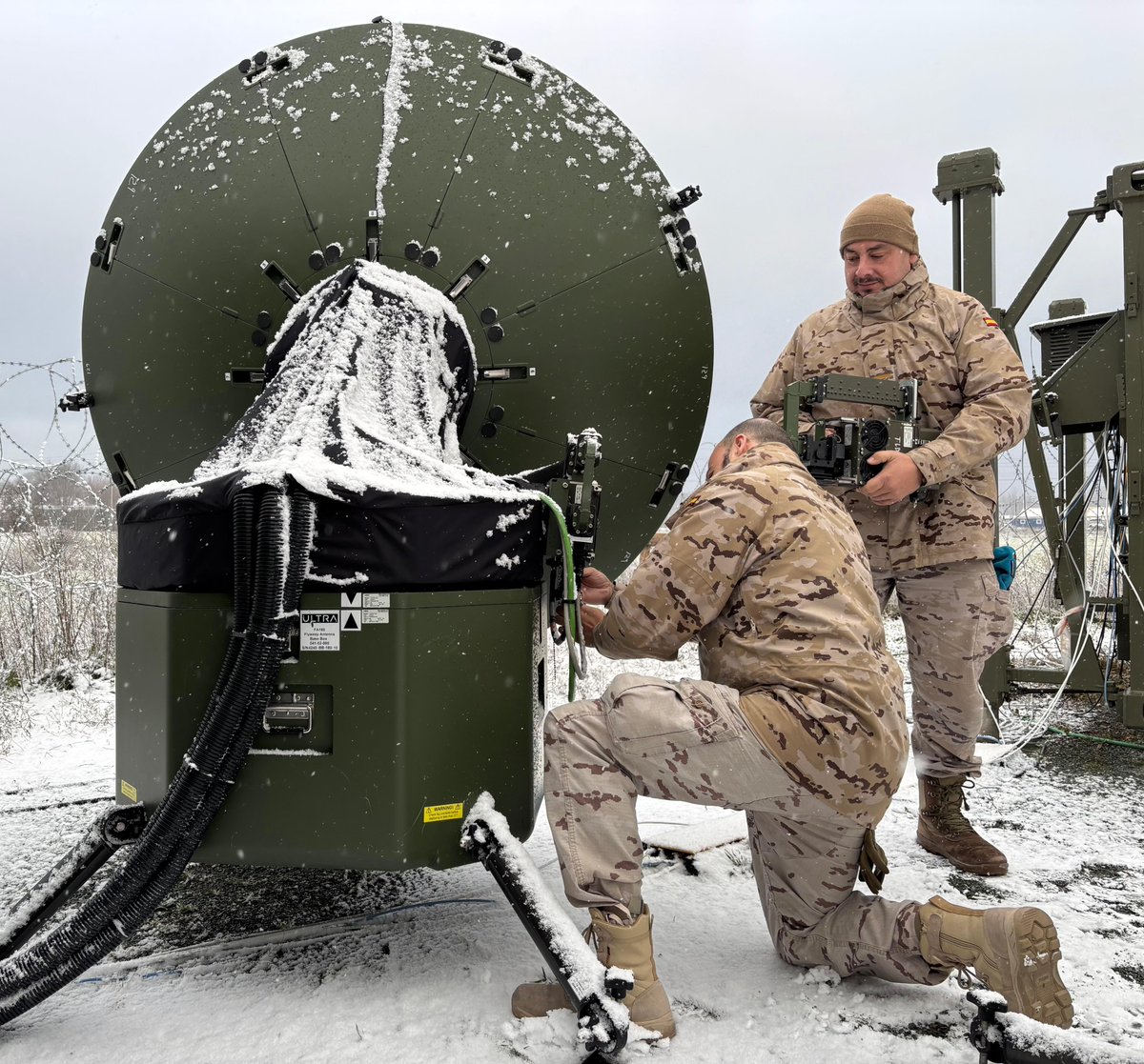 EMADmde's tweet image. #BuenosDías desde Rumanía donde se encuentra el #DatPaznic. Para que sus aviones puedan volar es necesario el trabajo de profesionales cualificados con disponibilidad 24/7. Gracias a estos militare especialistas podemos cumplir la misión de protección del flanco este. #MOPS…