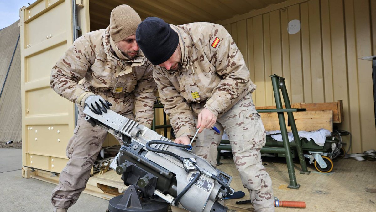 EMADmde's tweet image. #BuenosDías desde Rumanía donde se encuentra el #DatPaznic. Para que sus aviones puedan volar es necesario el trabajo de profesionales cualificados con disponibilidad 24/7. Gracias a estos militare especialistas podemos cumplir la misión de protección del flanco este. #MOPS…