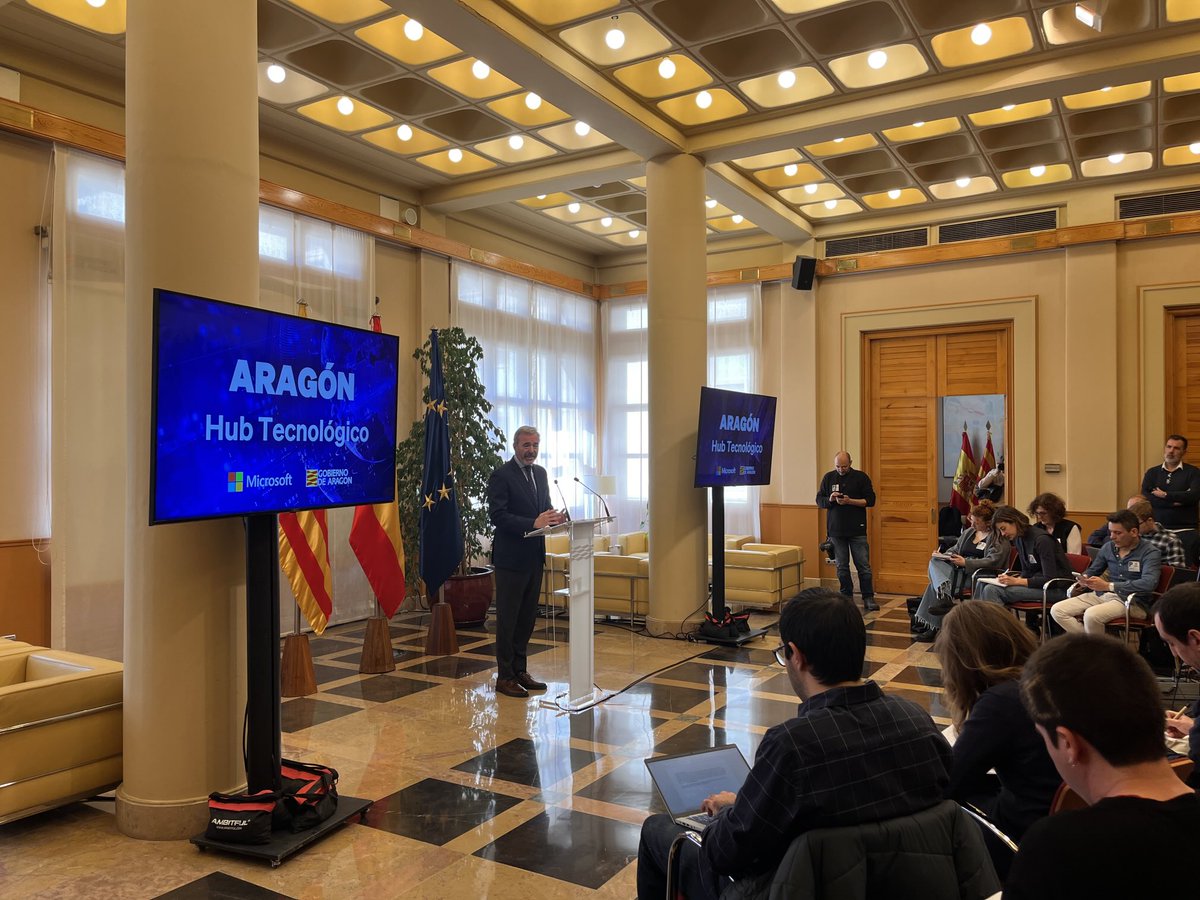 JocaVillarroya's tweet image. Siguen llegando inversiones importantes a nuestra comunidad. Esta vez, Campus de Datos de Microsoft, junto a Puerto Venecia. 582 M de euros, en una 1ª fase en 2026 y 2.300 M de euros, progresivamente después. En total, 2.900 M más de inversión. #AragonEstaDeModa #HubTecnologico