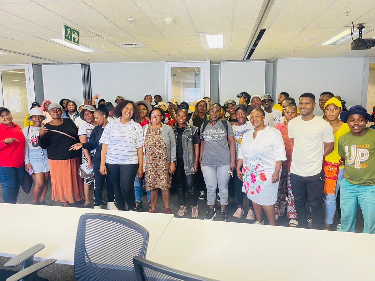 CleanerJoburg's tweet photo. Oooh Jozi, let's not forget our Amazing Educational Heroes Training over 55 members from #CleanCity on recycling and waste management practices #PickItUp #DontDrop @CityofJoburgZA @JackSekwaila https://t.co/e2EYNosHAV