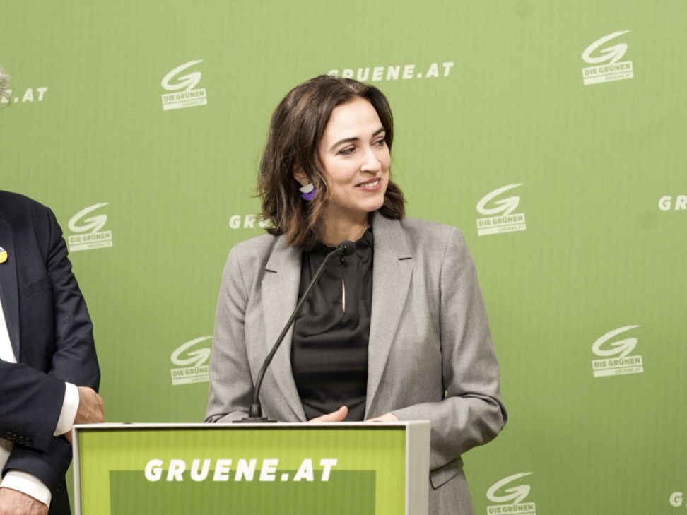 "Was mir Sorgen macht: Schwarz-Rot-Pink will die blau-schwarzen Budgetpläne umsetzen. Heute ist die unabhängige Justiz lebendiger als je zuvor in dieser Republik. Aber unüberlegte Kürzungen statt eines sinnvollen Sparpakets hätten fatale Folgen."🗨️ <a href="/Alma_Zadic/">Alma Zadić</a> #Regierungsprogramm