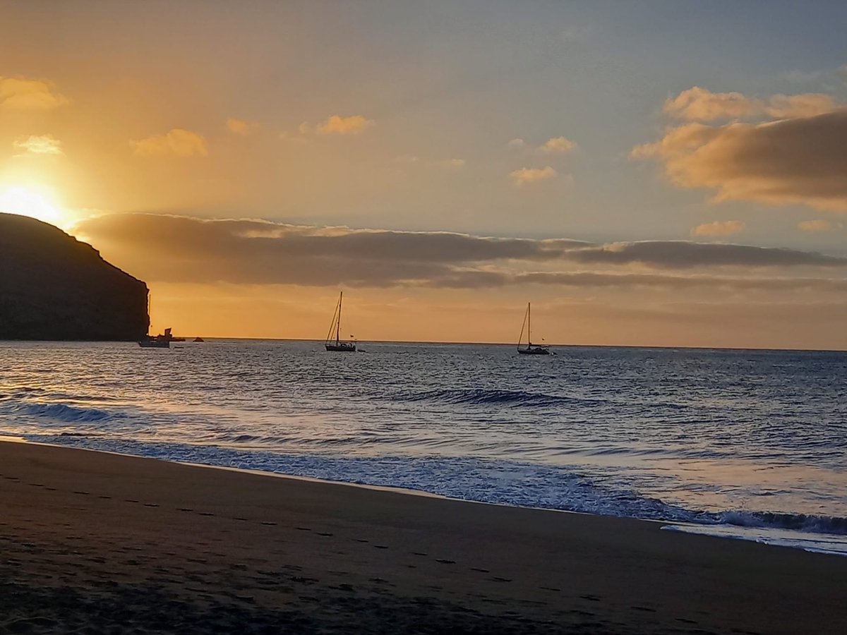 Preciosa imagen 😍 del amanecer que nos llega desde la  playa de Gran Tarajal ..., para despedir febrero.

📷 Antonio Betancor 

#amanecer
#GranTarajal
#febrero2025
#ifuerteventura
#canarias