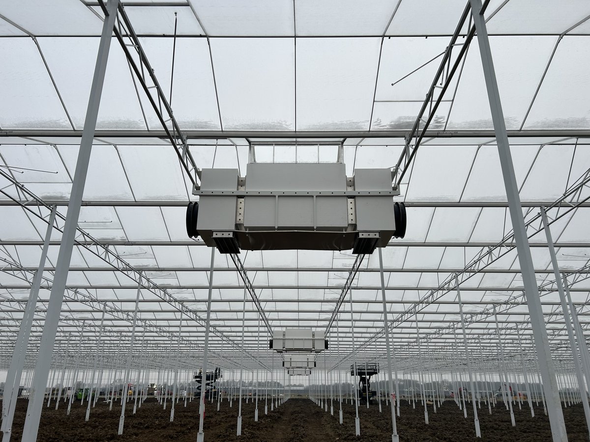 Voor de nieuwbouw van paprikakwekerij Tas in Marknesse zijn 20 dubbele LBK's gemonteerd onder het dek van de kas van ruim 11 hectare. Ernaast zijn de beglazers druk bezig met de volgende kas waar we binnenkort zullen starten om de volgende 20 stuks te monteren. Mooi werk!