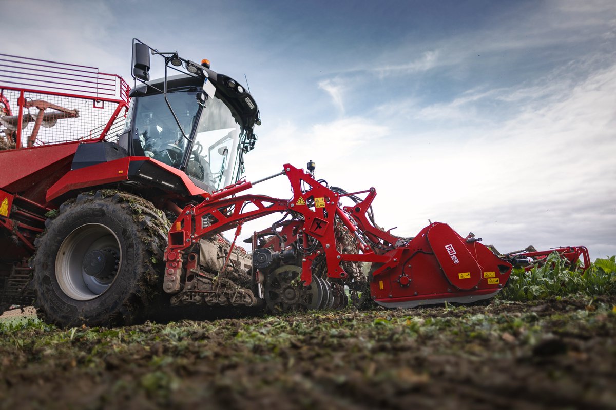 #sugarbeetsunday
On board as standard - the service position of the oppel wheel or walking shares digging unit.💪
The service position on the oppel wheel and walking share ensures ergonomic and safe working.

#GRIMMEGroup #sugarbeetsunday #grimmeworldwide #agriculture #sugarbeet