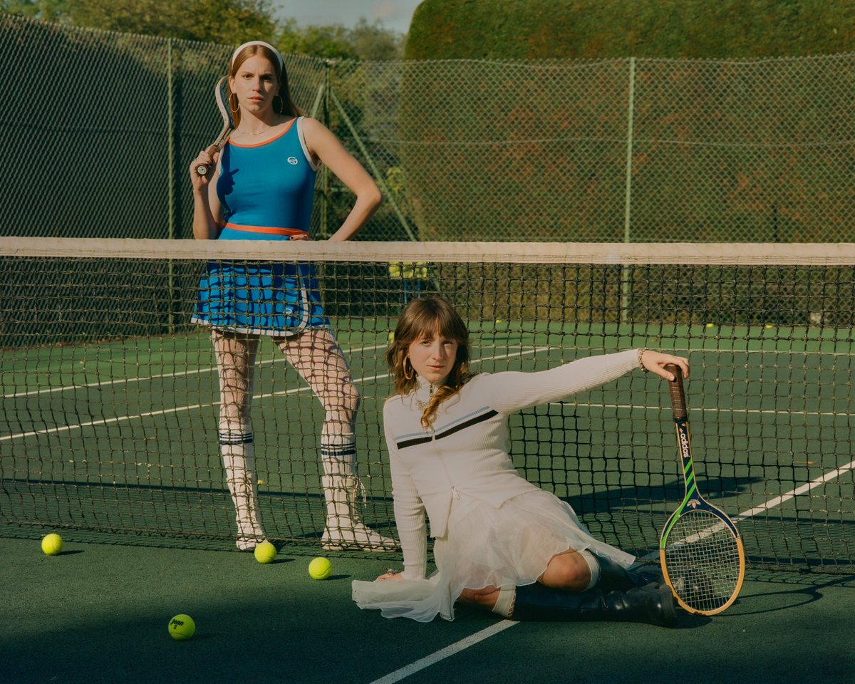 Oats (Ain’t Gonna Beg) is out now 💋
we really didn’t want to write another sad song about a breakup and felt super inspired by fun songs that lift us up when we’re feeling like shit - so this was our way to make fun of the chaos of romance today - it’s hard out there!!!!
