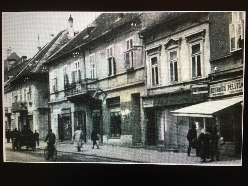 Pelivan u Zemunu, ugao Glavne i Zmaj Jovine pre izgradnje banke 1934.