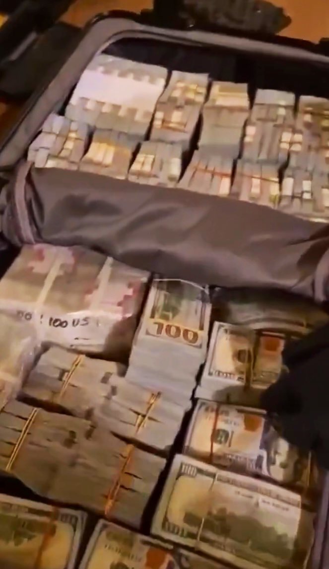3 millions de dollars ont été trouvés chez Horatiu Porta, patron des mercenaires fuyards de Félix Tshisekedi et de la sécurité du candidat souverainiste roumain que l’on prétend être l’agent de Moscou, Cãlin Georgescu. 

J’EXIGE que ceux qui me qualifient d’agent de Moscou depuis