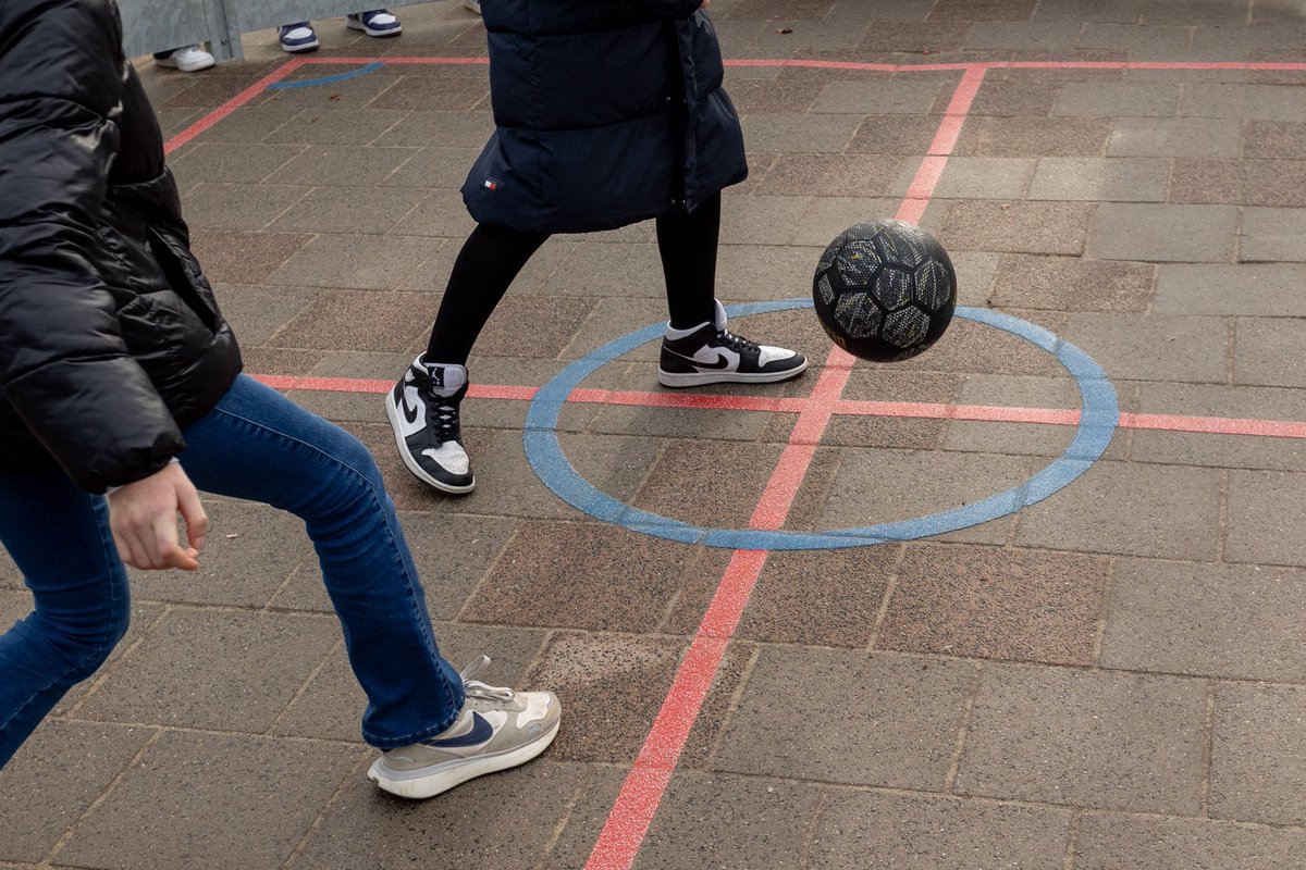 R_van_der_kooi's tweet photo. De drie scholen op het Gooteplein in Brielle hebben hun schoolpleinen vernieuwd. De kinderen hun hart op kunnen halen. Van klimmen en klauteren tot natuur en ontdekken. ⚽🛝🍃 Mooi dat ik de schoolpleinen samen met de kinderen mocht openen!
#VoorneAanZee # tIsMooihier #Edumare https://t.co/JrUwxMWQ3f