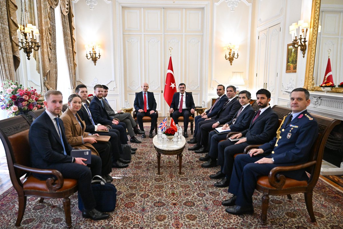 Erdogans adviseur ontmoet Britse MinDef. Ik heb sterk de indruk dat de NAVO en vooral de Britten beseffen dat welke missie in Oekraine dan ook zonder Turkije gedoemd is om te mislukken. Vooral zonder US-backing. Erdogan gaat wel meedoen. Daarom zeg ik altijd: het Westen❤️Erdogan
