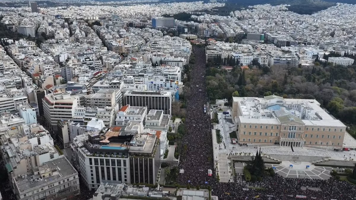 crime_scene2023's tweet photo. 📌Σήμερα η πάλη του λαού, οι εκατοντάδες χιλιάδες απεργοί μάς κάνουν να αναπνέουμε καθαρά!
‼️Οι στιγμές είναι συγκλονιστικές! 
#28_Φλεβαρη #τεμπη_εγκλημα
https://t.co/UdDfixZI67 https://t.co/kdLnmAwHin
