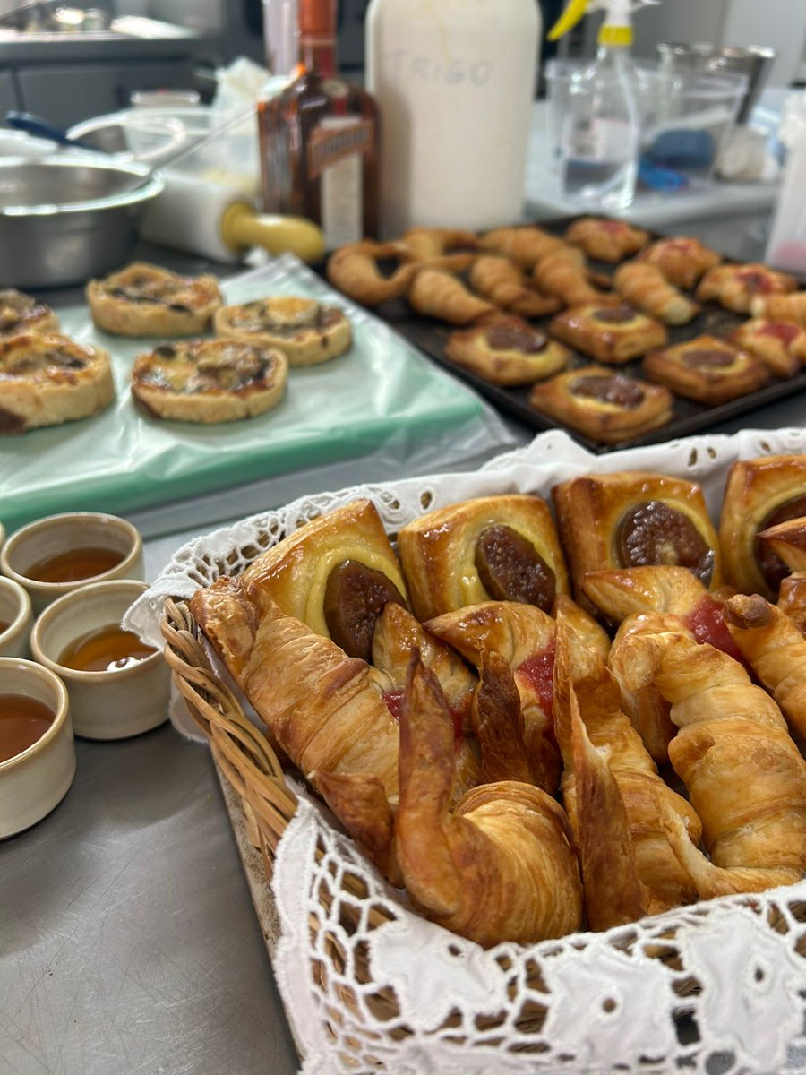 de grasa, siempre 🥐 

#medialunas #desayuno #cafedamanha #breakfast #croissant #icarai #ceará #brasil