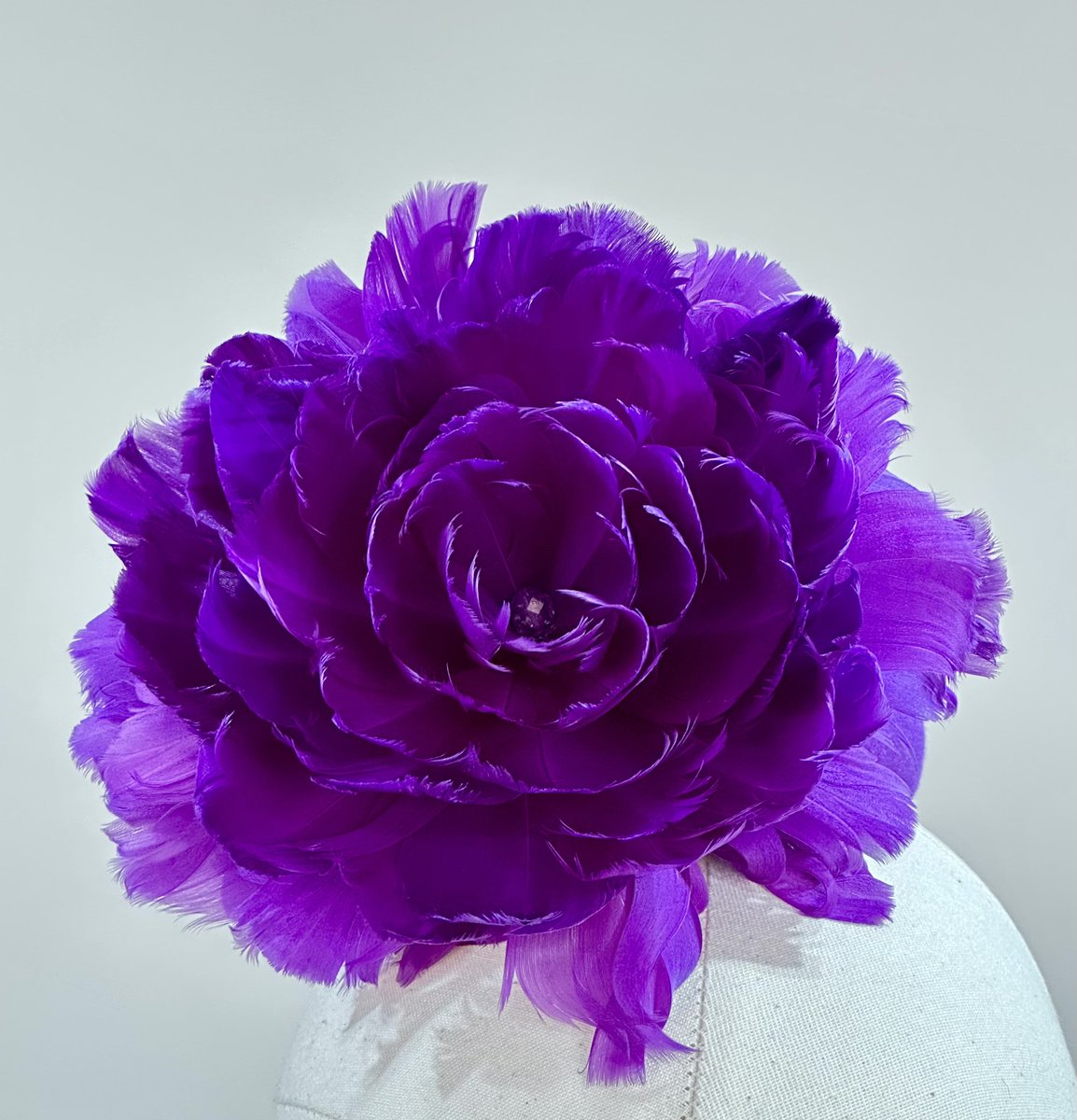 A splash of colour for Cheltenham Festival this March
A bespoke heather pill box finish with a handmade flower at the back
#bespoke #millinery #felt #feltpercher #feltpillbox #cheltenhamfestival #jumpracingstyle #luxury #luxuryhat #wallingforduk #louiseclairemillinery