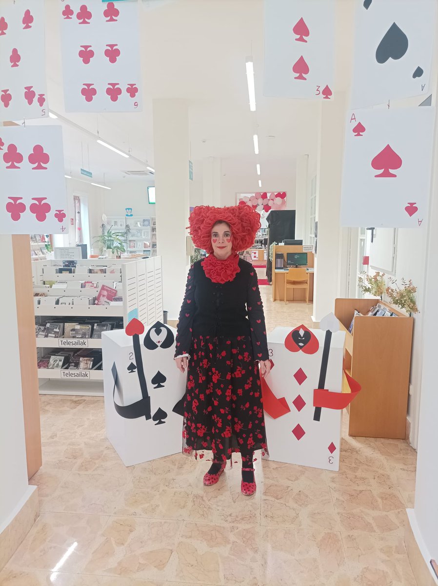 libhernani's tweet image. Egun hauetan liburutegira etortzen bazara, barruan daramazun haurrak eskertuko dizu!  Egin lekua irudimenari
Si vienes a la #biblioteca estos días, tu niña interior te lo agradecerá. ¡Alimenta tu imaginación!
#Alicia #LewisCarroll