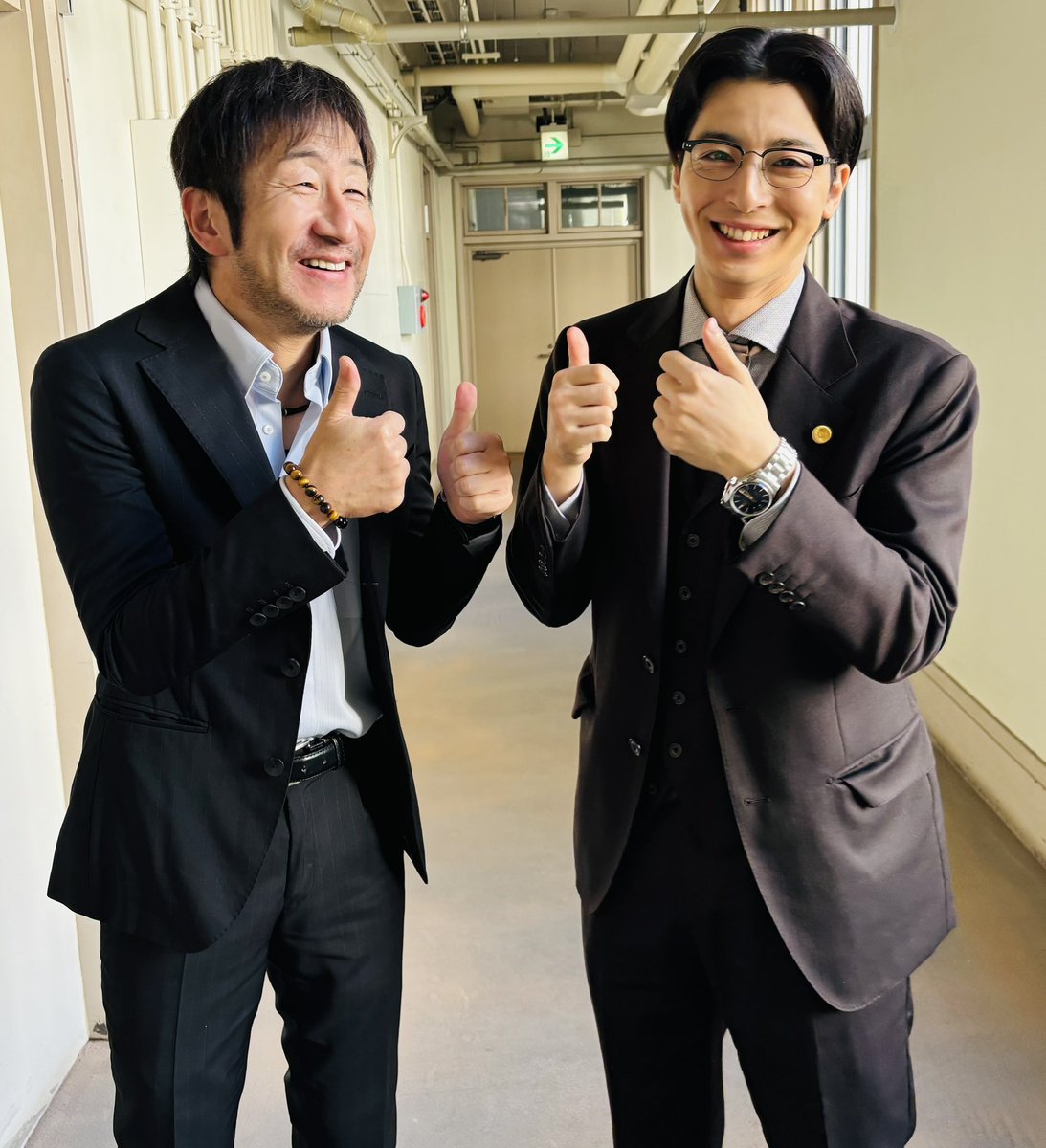 メガネをかけた高杉さんのスマイルのチャーミングさといったら！
今夜放送の『法廷のドラゴン』に出演しています。法廷シーンにおける高杉さんの弁舌がお見事。透明感のある凛とした佇まい、必見です！
#ヤッシーメガネチャレンジ
#高杉真宙
#法廷のドラゴン
#上白石萌音