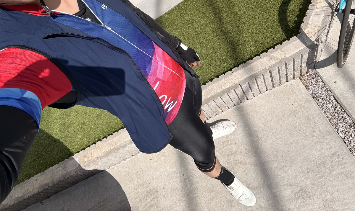 ryooosuke94's tweet photo. 今日も気温が上がったので、夏用ウエアで出陣！
夏用グローブに夏用長袖インナー、ビブニッカー。一応防寒でジレ(背面メッシュ)を装備。ぜーんぶカペルw あ、靴下だけRXLでしたわ。

昼から50kmちょい、後半からは追い風に乗って良いペースで走ってこれました🦵

#いんなーろー https://t.co/dkFJaFTU8e