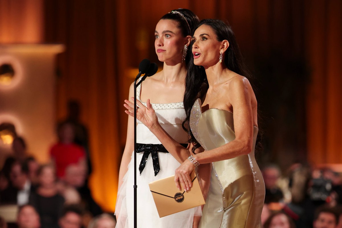 No acabo de procesar que Demi Moore y Margaret Qualley puedan estar a la vez en el mismo sitio. Esto no era lo que me vendía “La Sustancia”, eh. #Oscars #Oscars2025