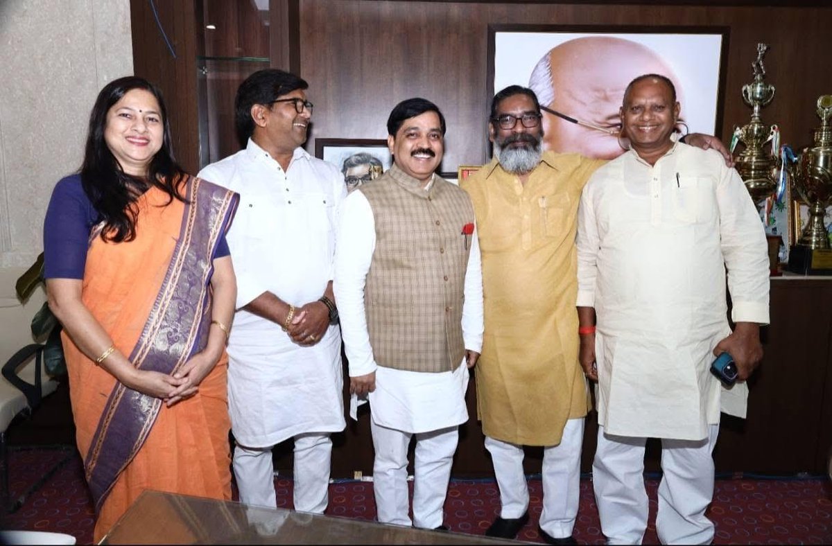 आज दिनांक 28/02/2025 को रांची स्थित झारखंंड विधानसभा में राजद प्रदेश अध्यक्ष सह माननीय विधायक श्री संजय कुमार सिंह यादव जी ने माननीय मुख्यमंत्री श्री हेमंत सोरेन जी से औपचारिक भेंट किया।
