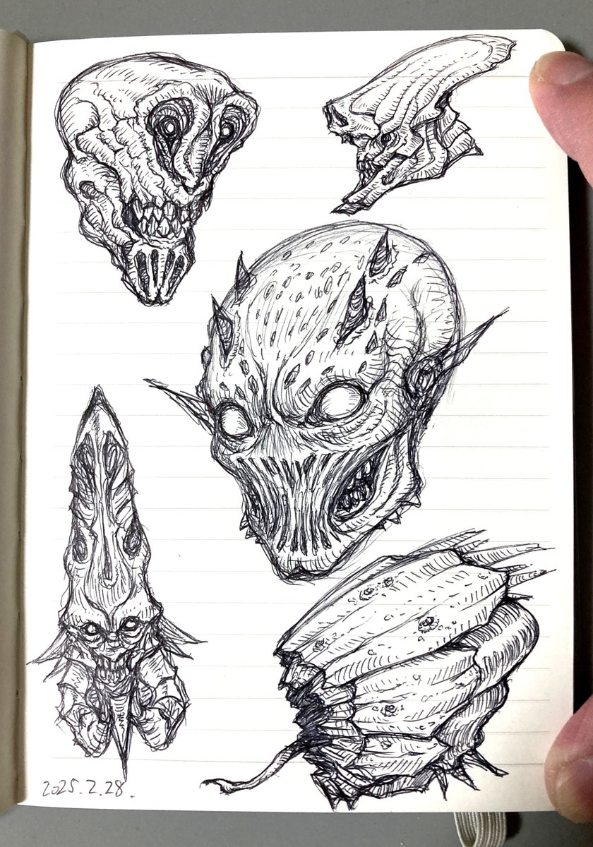 待ち時間にこれだけ描いた。
こーいうモンスターヘッドを
セットで販売したら面白いか
。。と思って描き溜めてる🙂
以前、サイモン・リーさんが
そんなGKを売っていたのを
思い出したので。