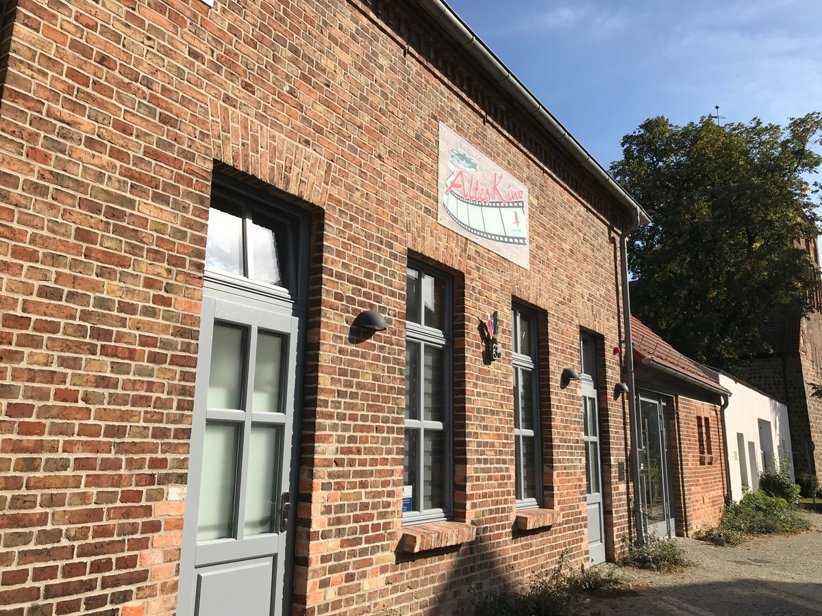 Uckermark_tmu's tweet photo. Filmabend in Lychen! Erlebe "Die Fotografin" mit Kate Winslet am 5. März um 19:30 Uhr im Alten Kino. Die packende Geschichte einer Kriegsfotografin während des 2. Weltkriegs. Eintritt: 6€. Mehr unter:
https://t.co/1Az8rHFoHN #Uckermark_erleben #Uckermark #Kino #Lychen https://t.co/Ze0NhAWz9U